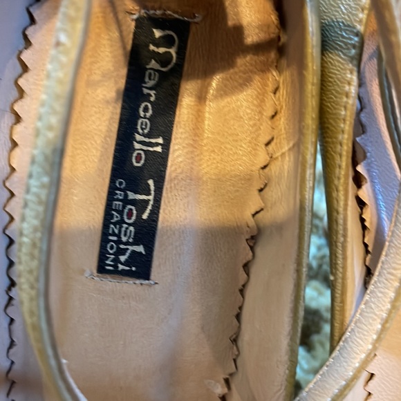 Gold and red Marcelo Toshi made in Peru shoe size 9 (runs small) - Picture 2 of 6